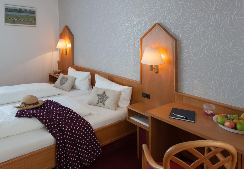 Hotel An'T Yachthaven Harlesiel Zewnętrze zdjęcie